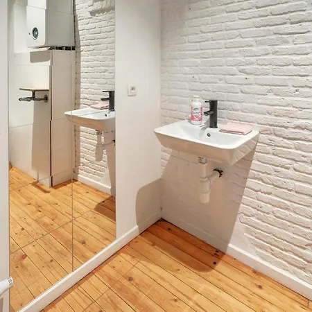 Charming Two-bedroom River Side Appartement *
