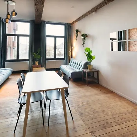 Charming Two-bedroom River Side *