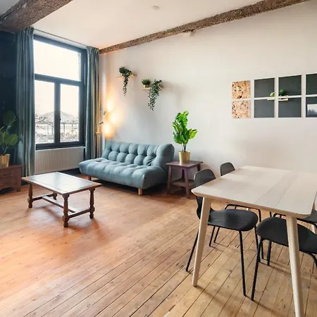 Charming Two-bedroom River Side Apartment