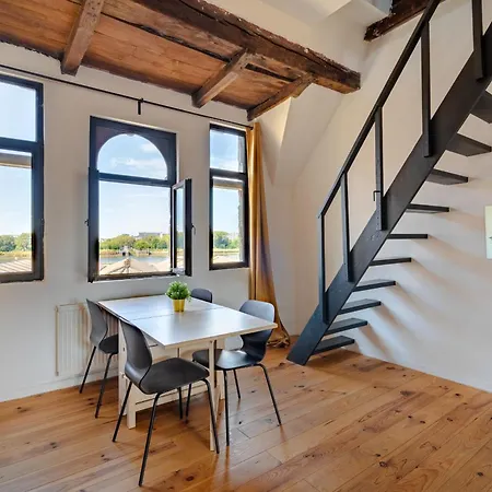Charming Two-bedroom River Side Apartment *